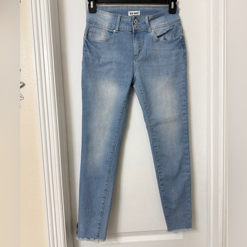 Blue Savvy women's light wash denim skinny jeans distressed hem Size 7